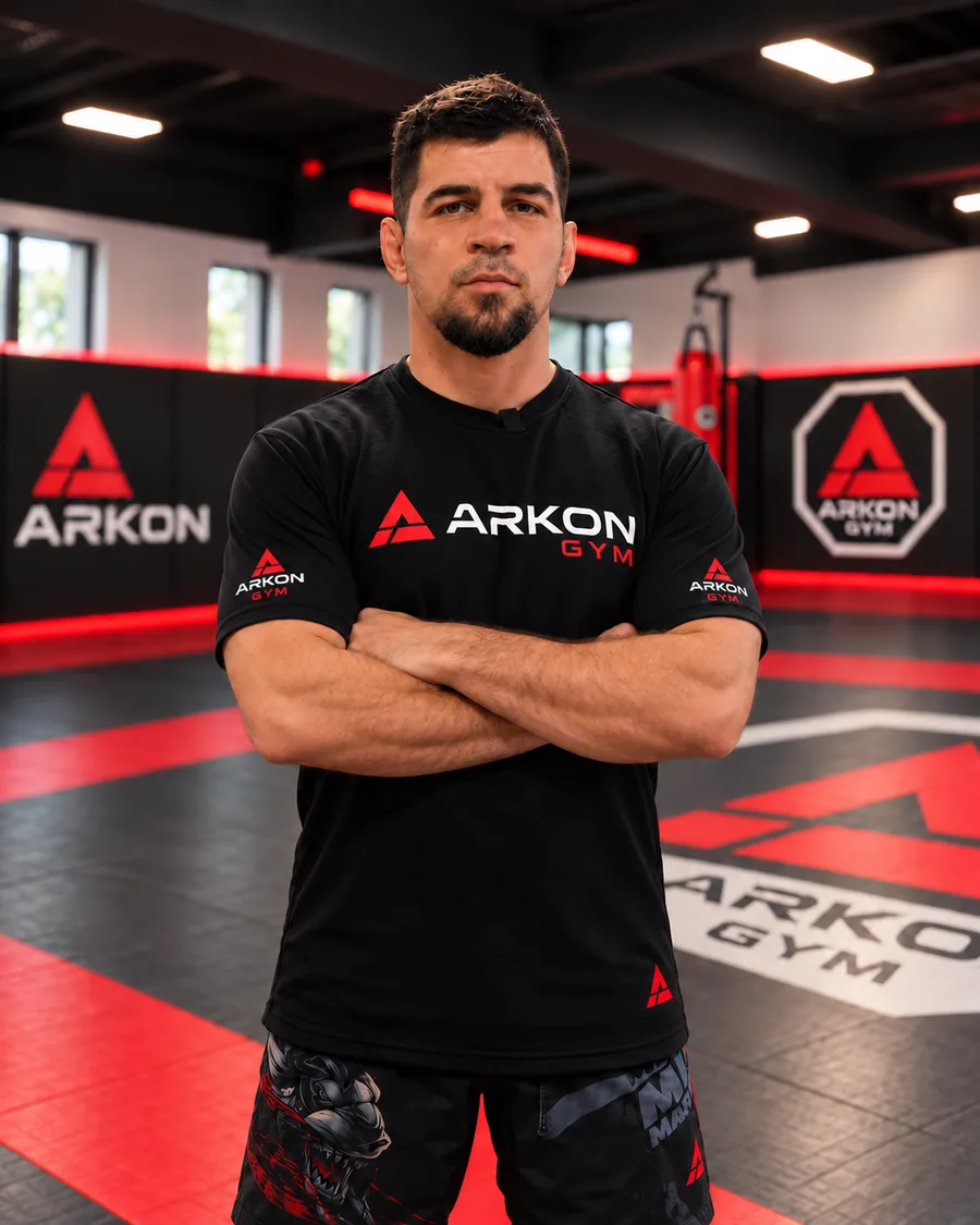 Head Coach Selim Topuz mit verschränkten Armen auf der Matte im ARKON GYM