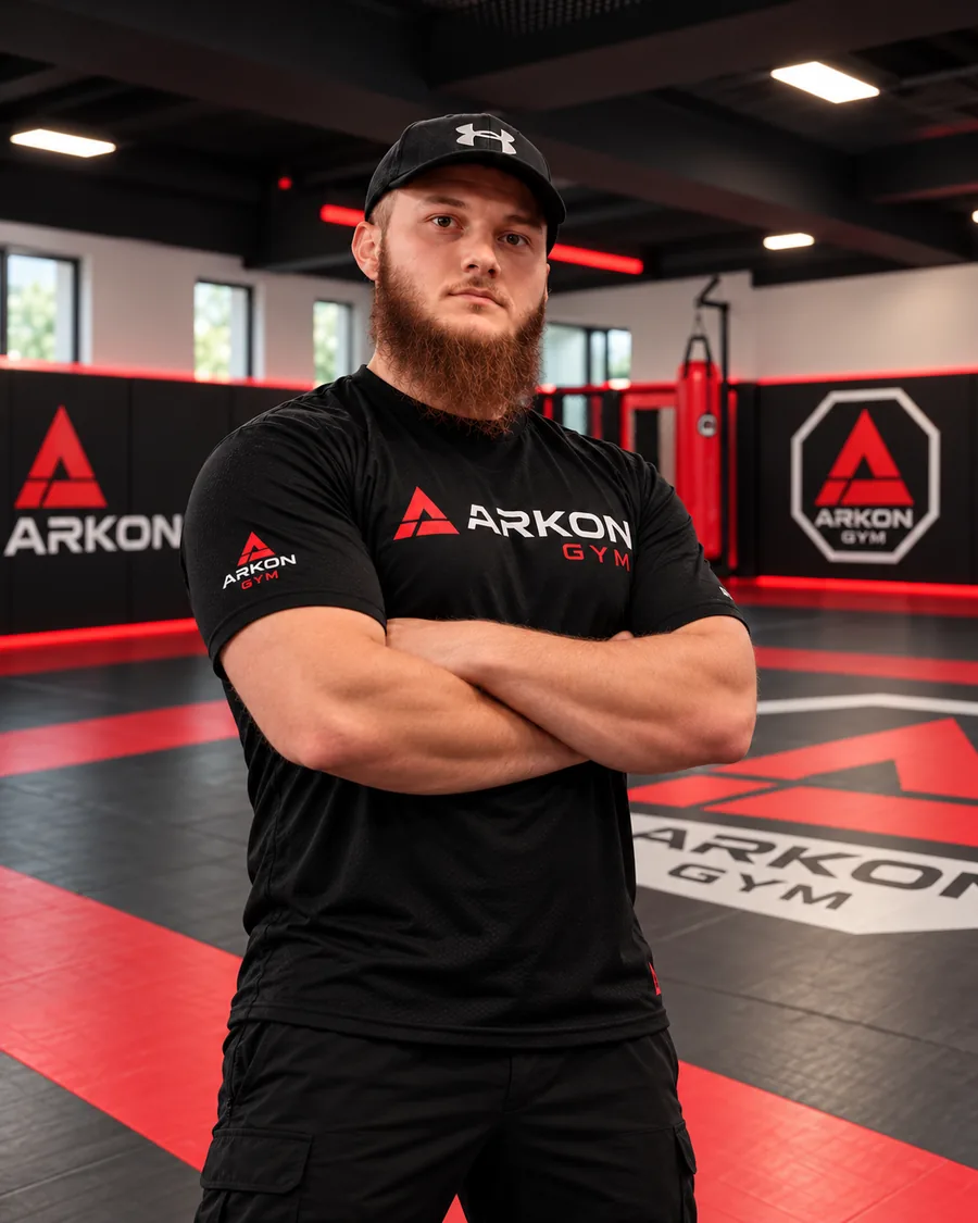 Turpal Jakiev, Coach für Grappling und Wrestling, mit verschränkten Armen auf der Matte im ARKON GYM