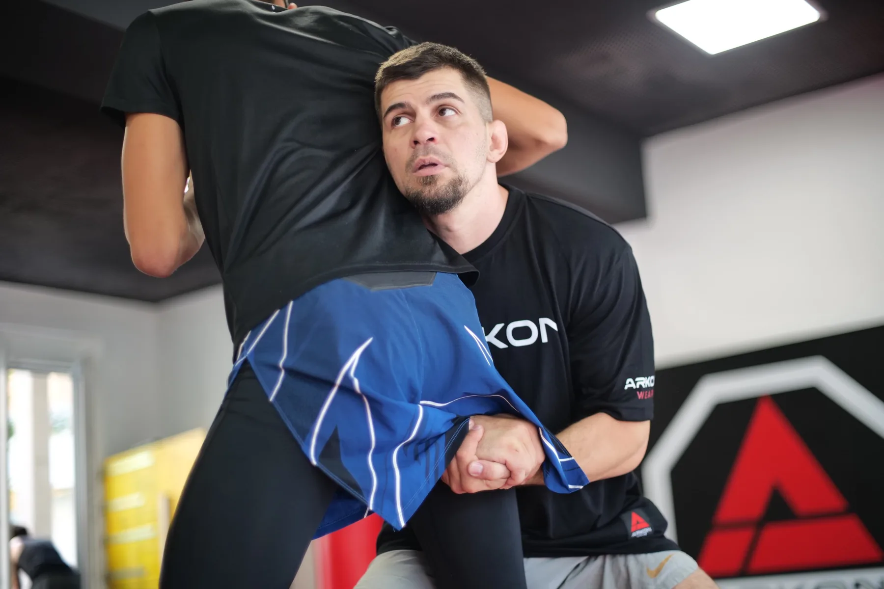 Zwei Athleten im Clinch beim Grappling